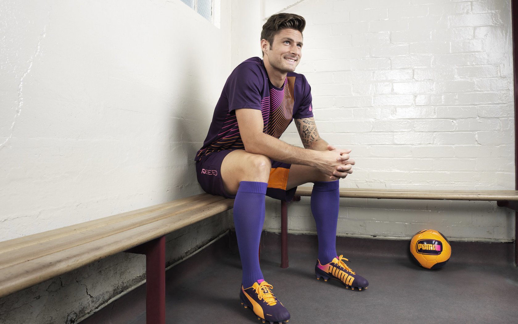 联赛高压防守与强队构建的心理韧性关系洞察，高压挑战攻守兼备